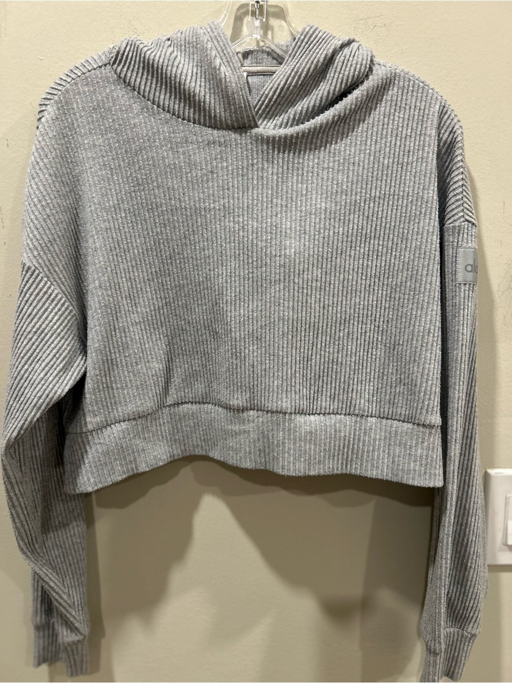 Alo Yoga Muse ribbed cropped hoodie in a heather gray color. Size Small